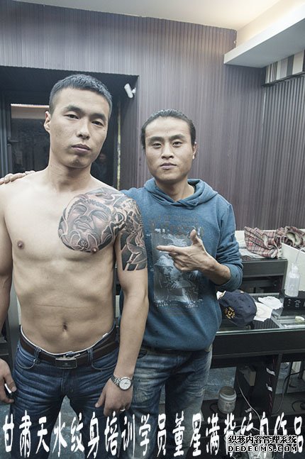 甘肃天水纹身培训学员在校期间半胛黑灰佛纹身作品