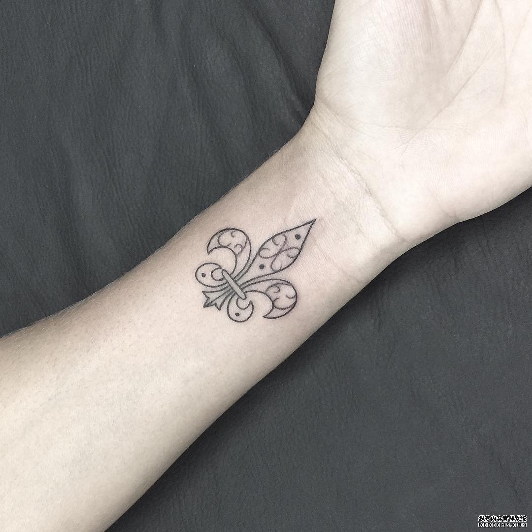 手腕花线条纹身