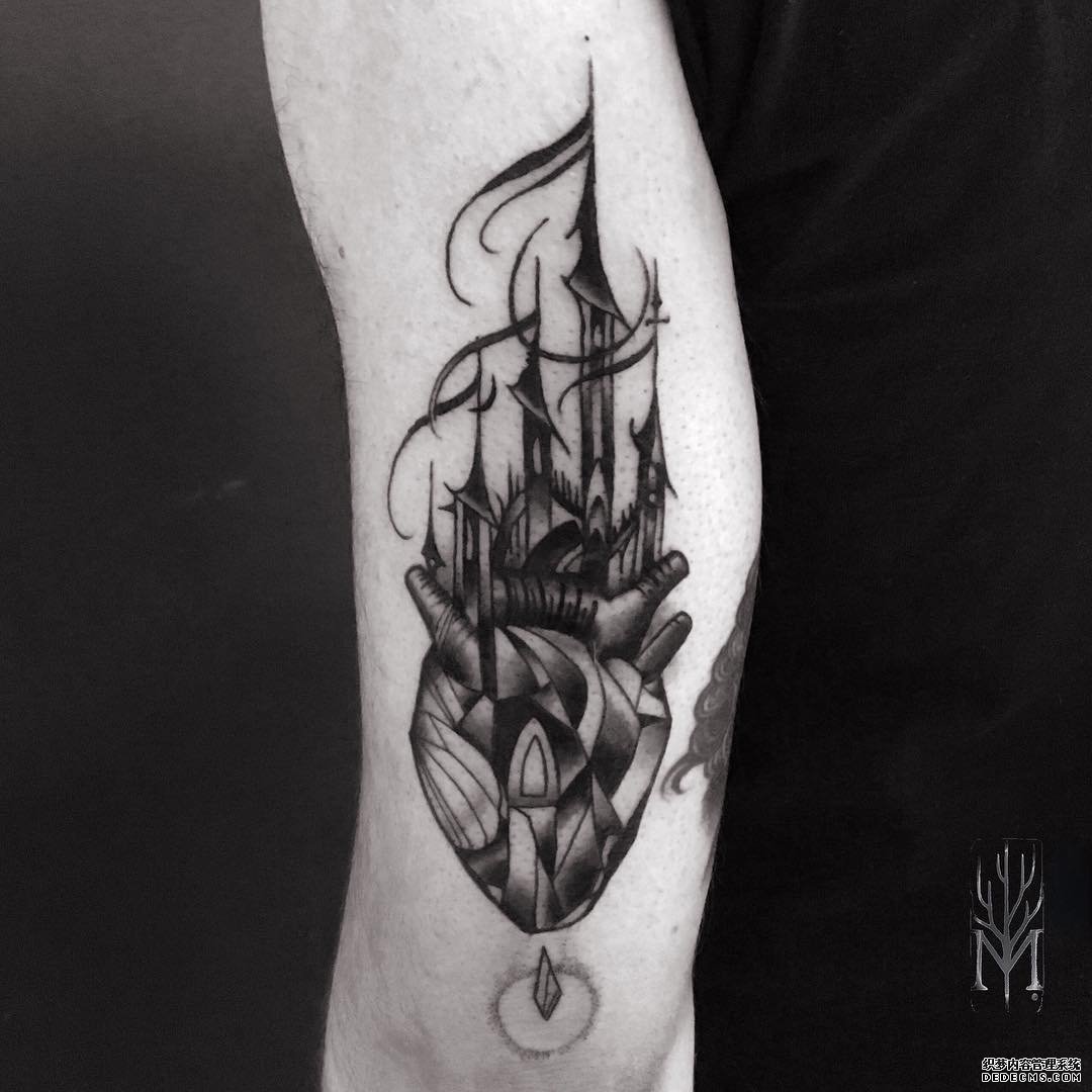 黑灰大臂心脏tattoo图案