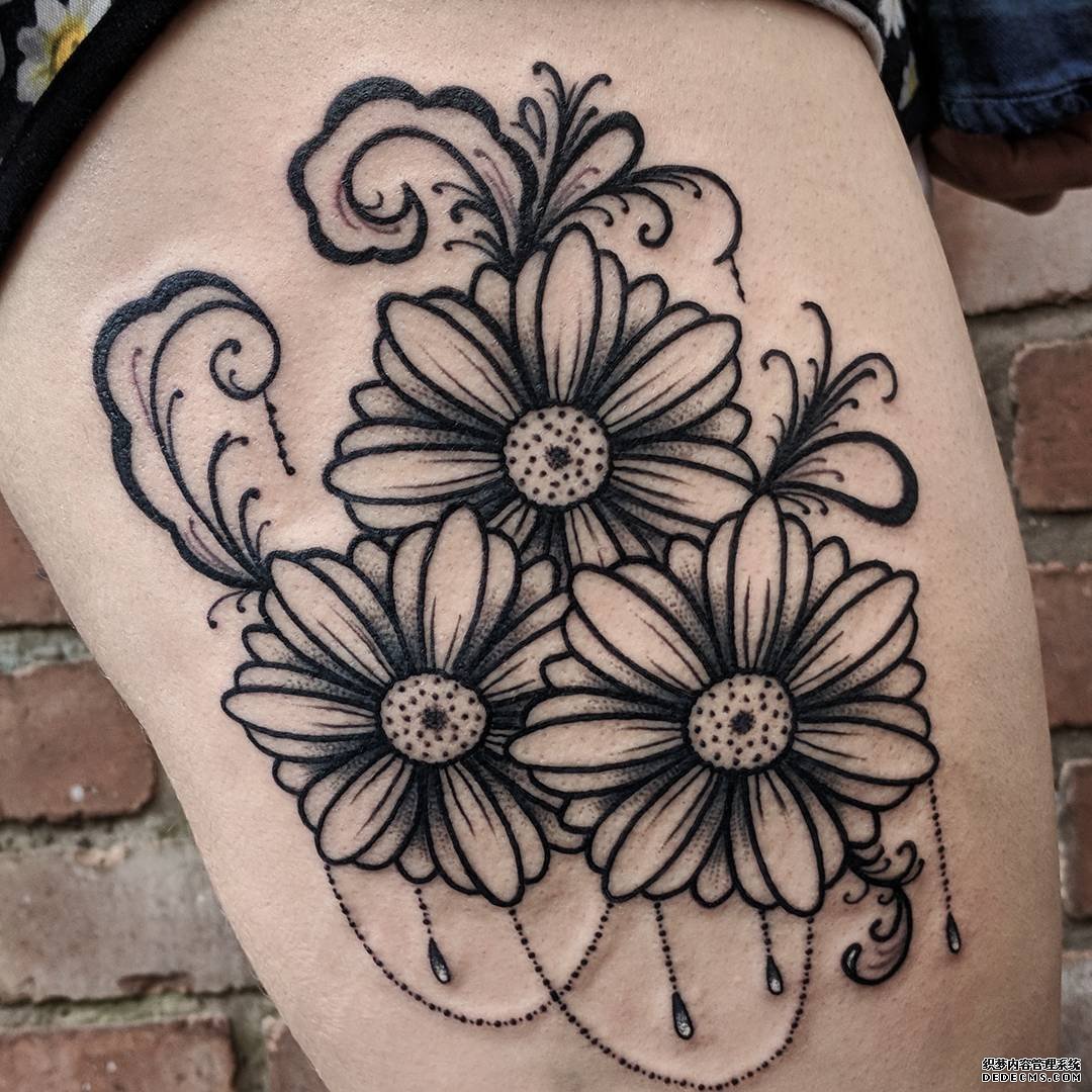黑灰线条花卉纹身