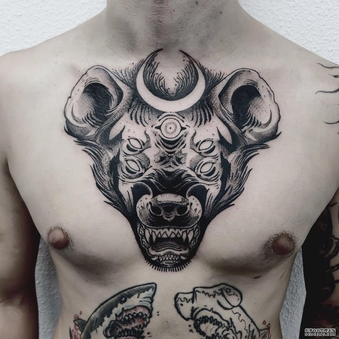 黑灰动物胸口纹身图案