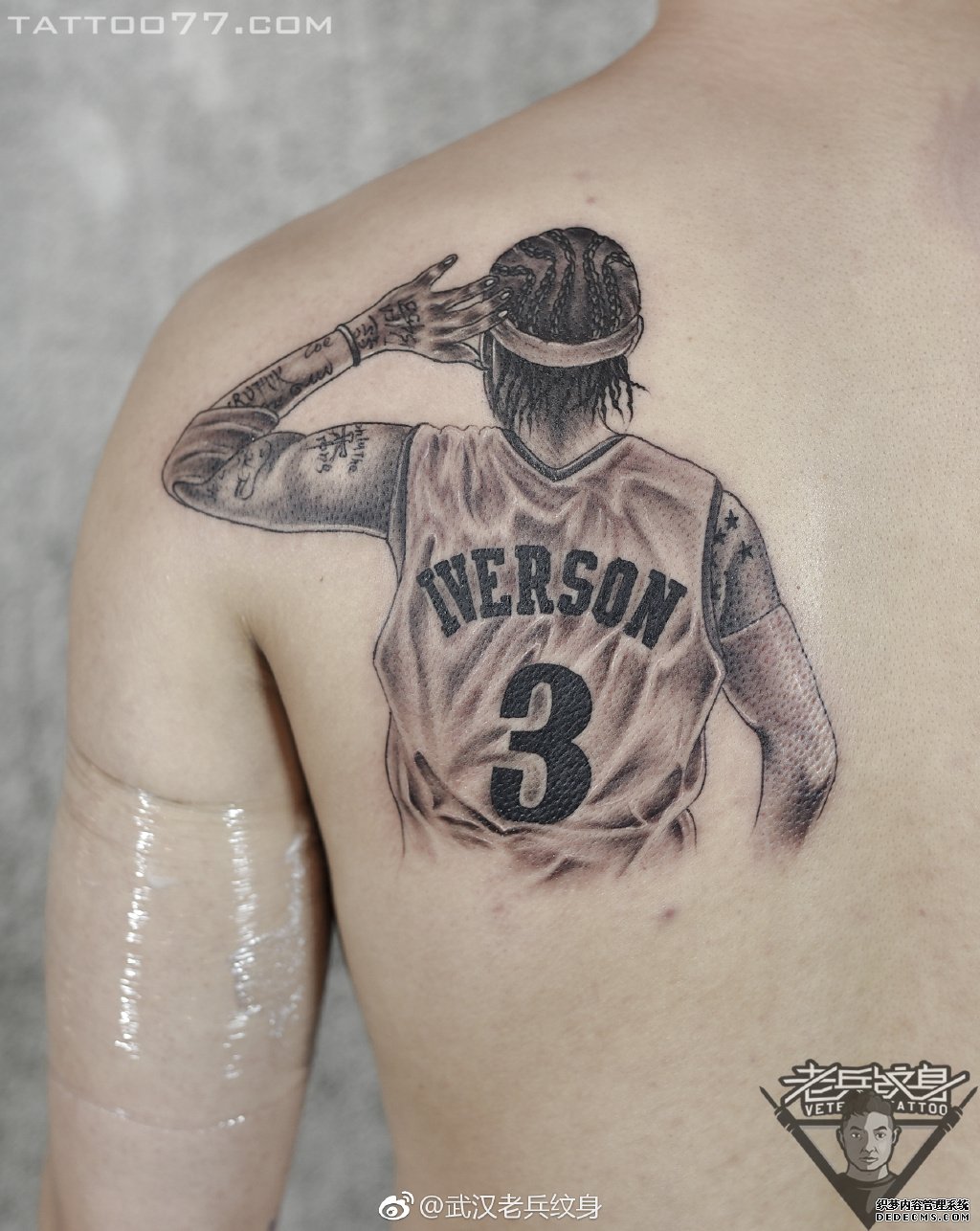 后背黑灰篮球明星肖像纹身作品