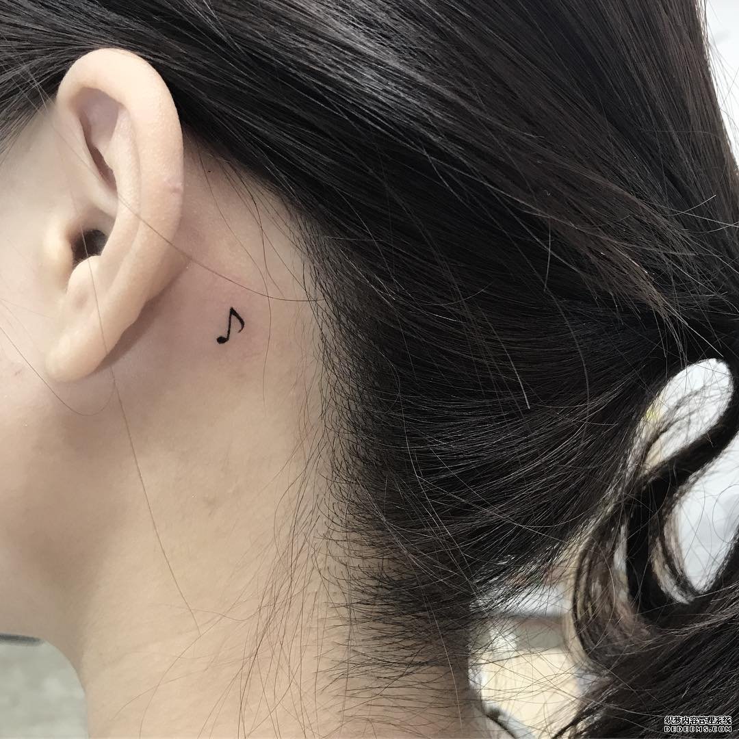简约耳后音符纹身