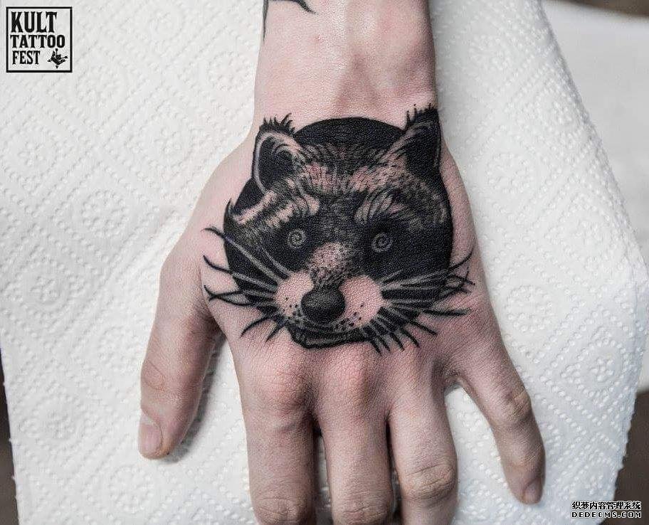 黑灰手背小猫纹身图案