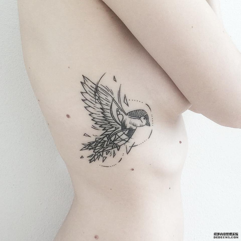 性感侧腰黑灰小鸟纹身