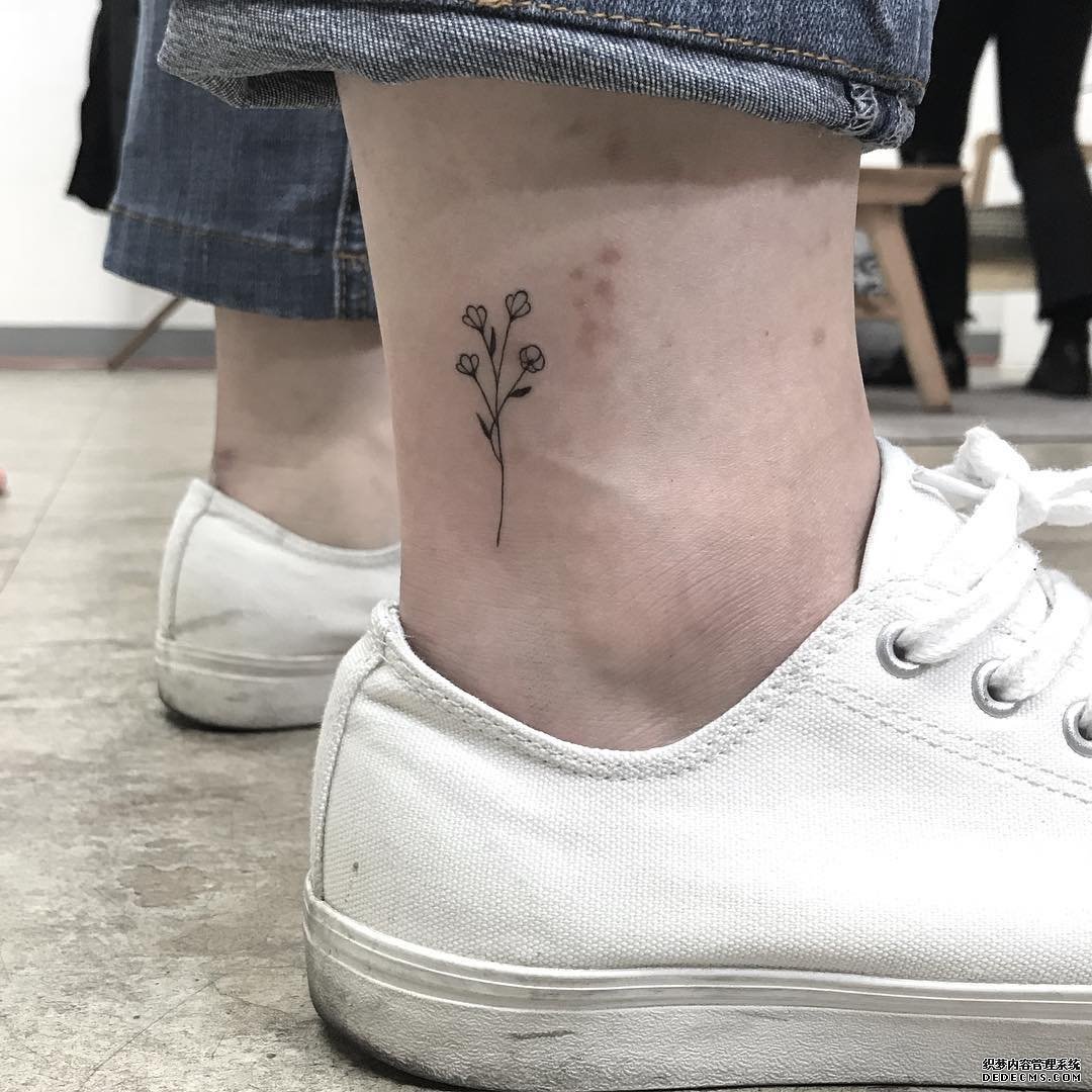 脚腕简约花朵纹身