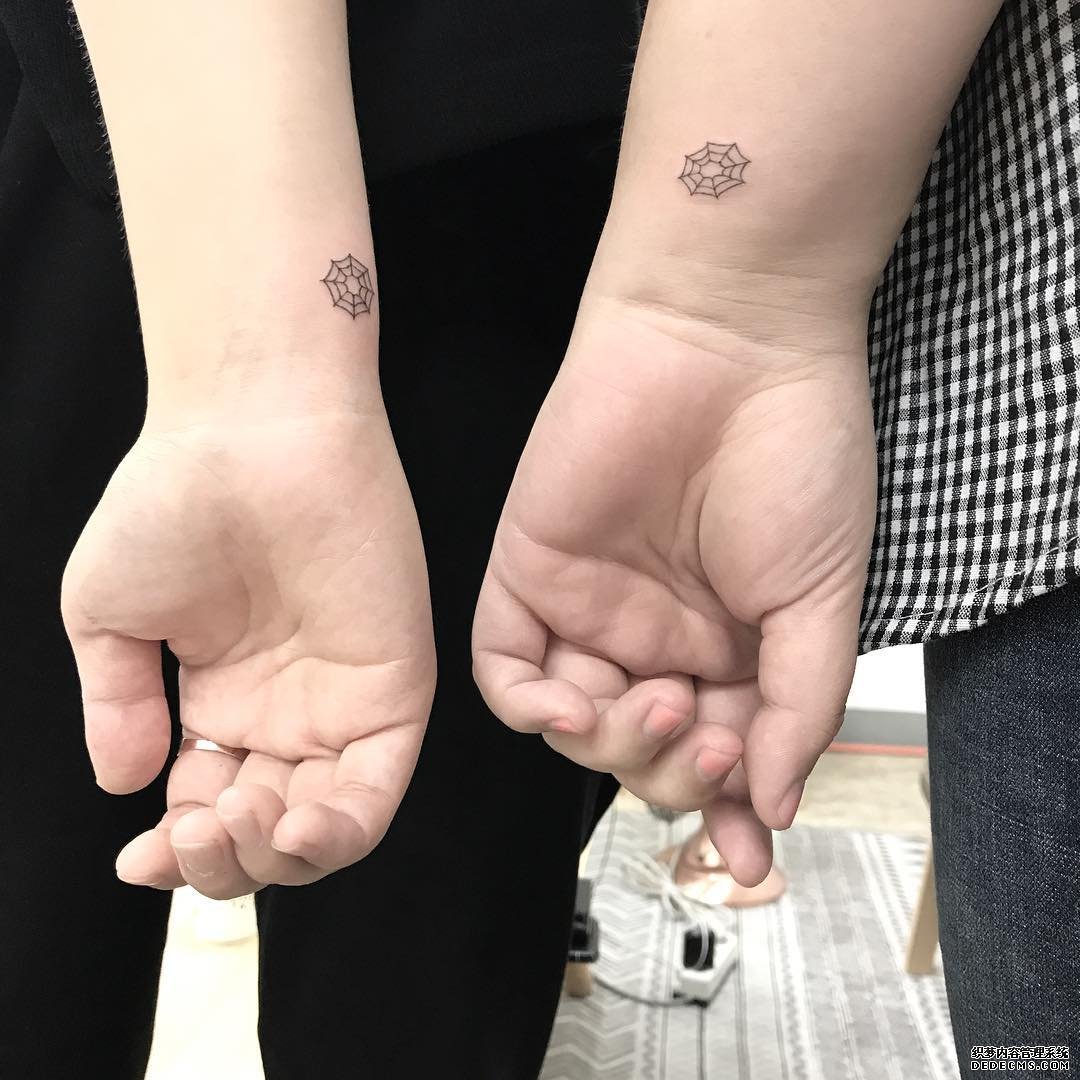 手腕线条蜘蛛网纹身