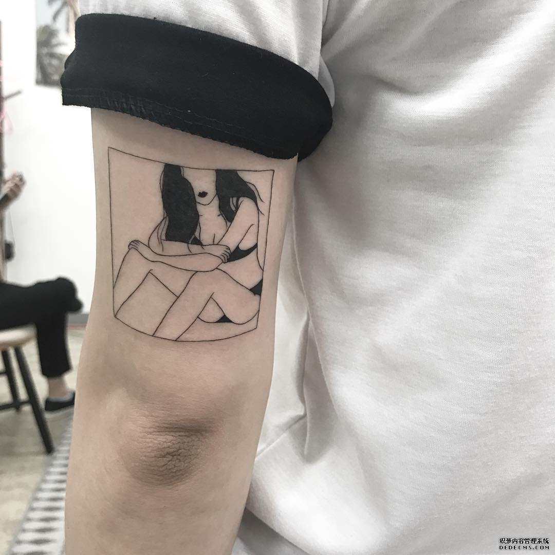 手臂线条简约女郎纹身