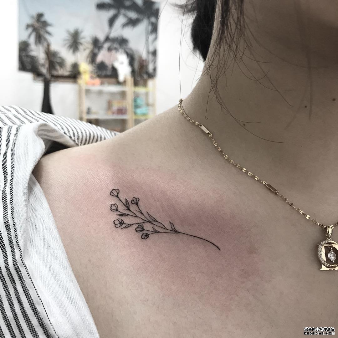 锁骨线条小花纹身