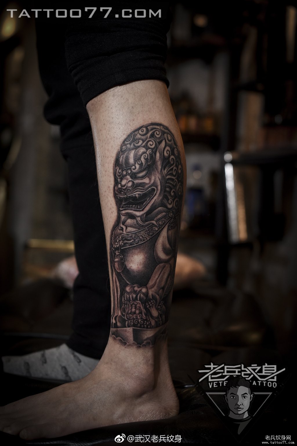 小腿黑灰石狮子纹身作品图案