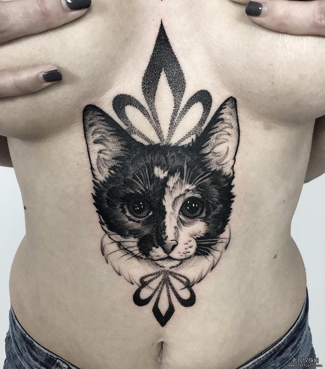 黑灰胸部猫咪文身图案
