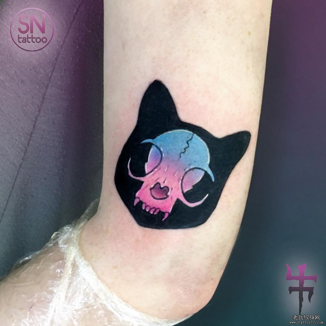 色彩卡通猫咪骷髅手臂tattoo图案