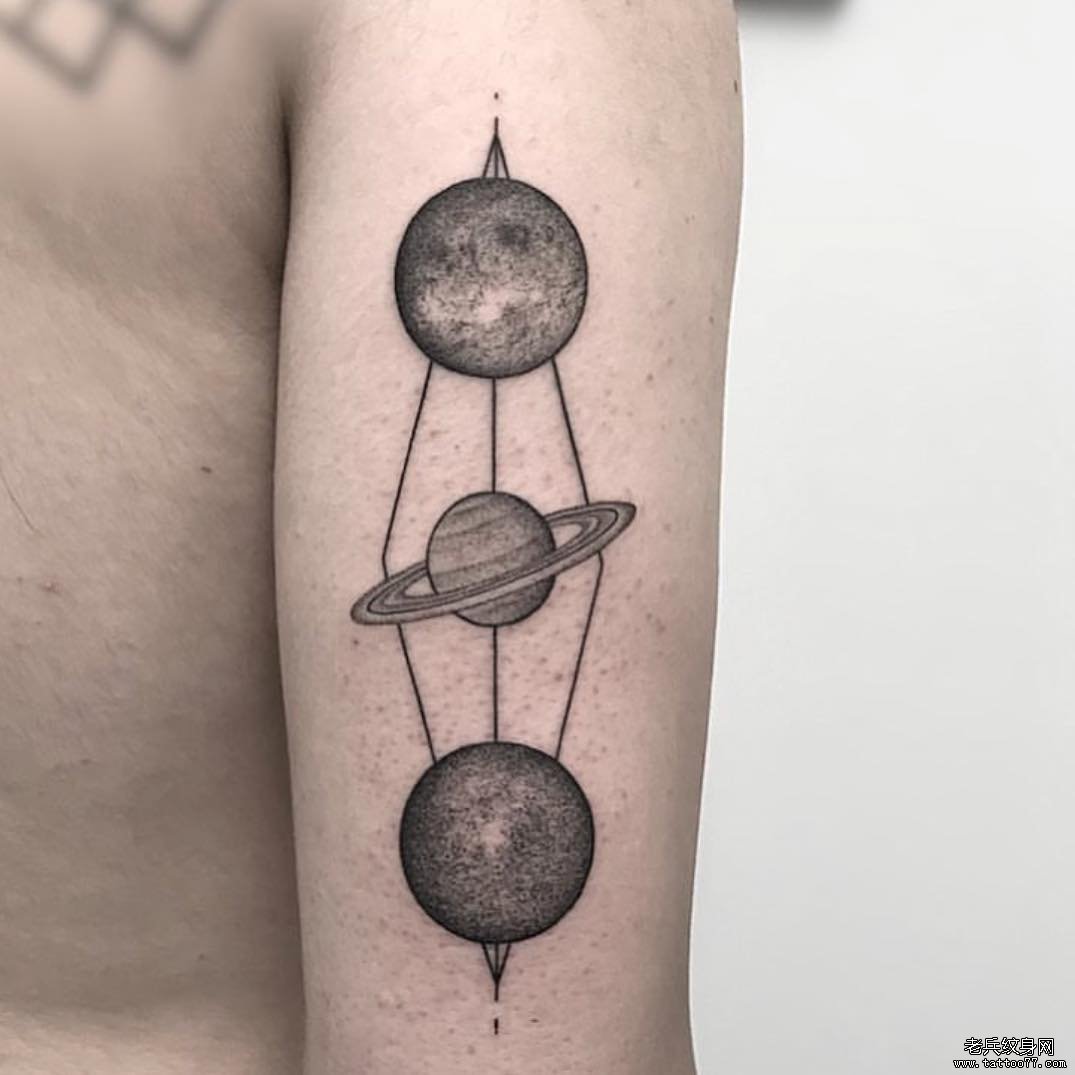 黑灰点刺星球纹身