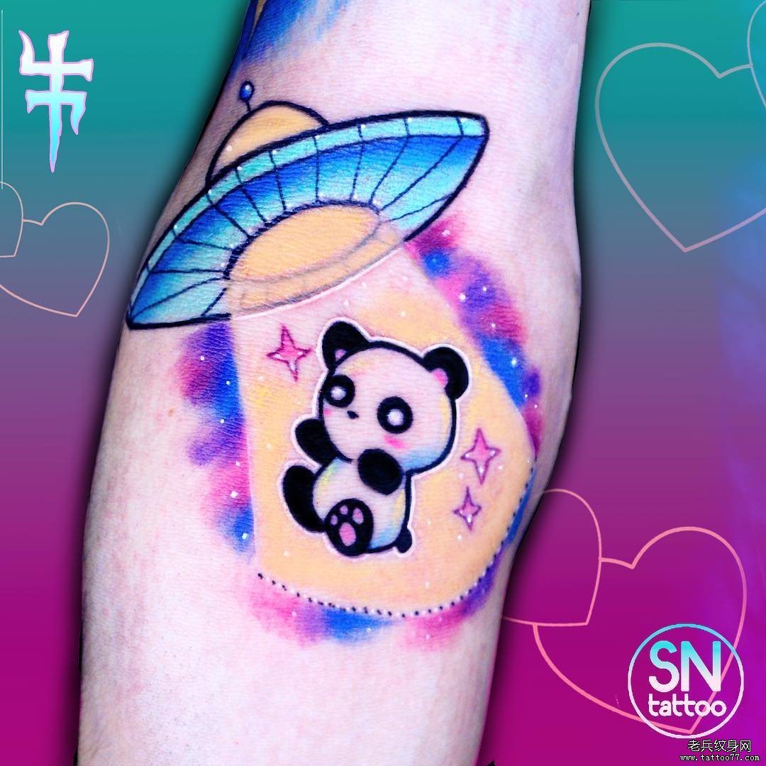 色彩卡通熊猫飞碟纹身手稿
