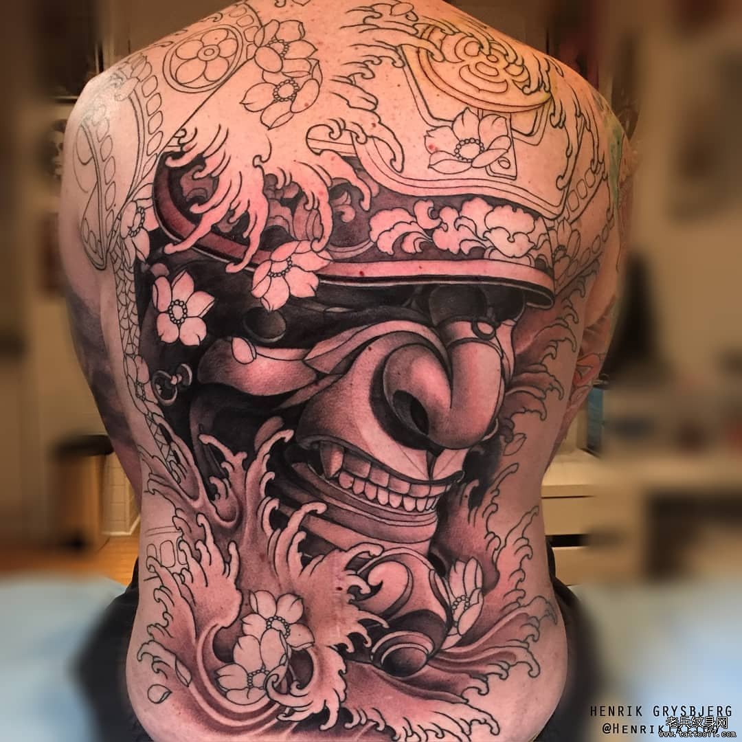 满背黑灰武士浪花樱花纹身图案