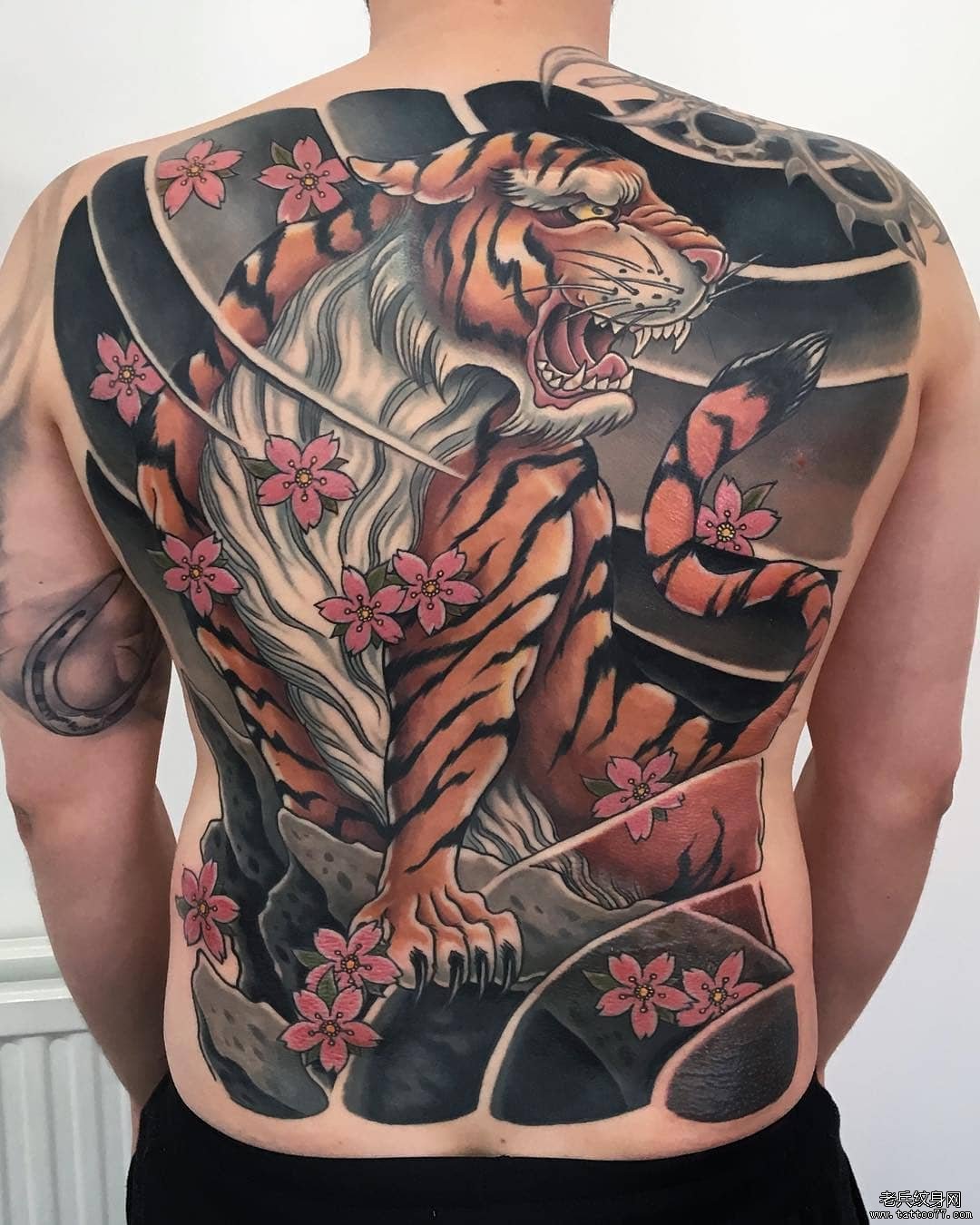 满背色彩老虎纹身图案