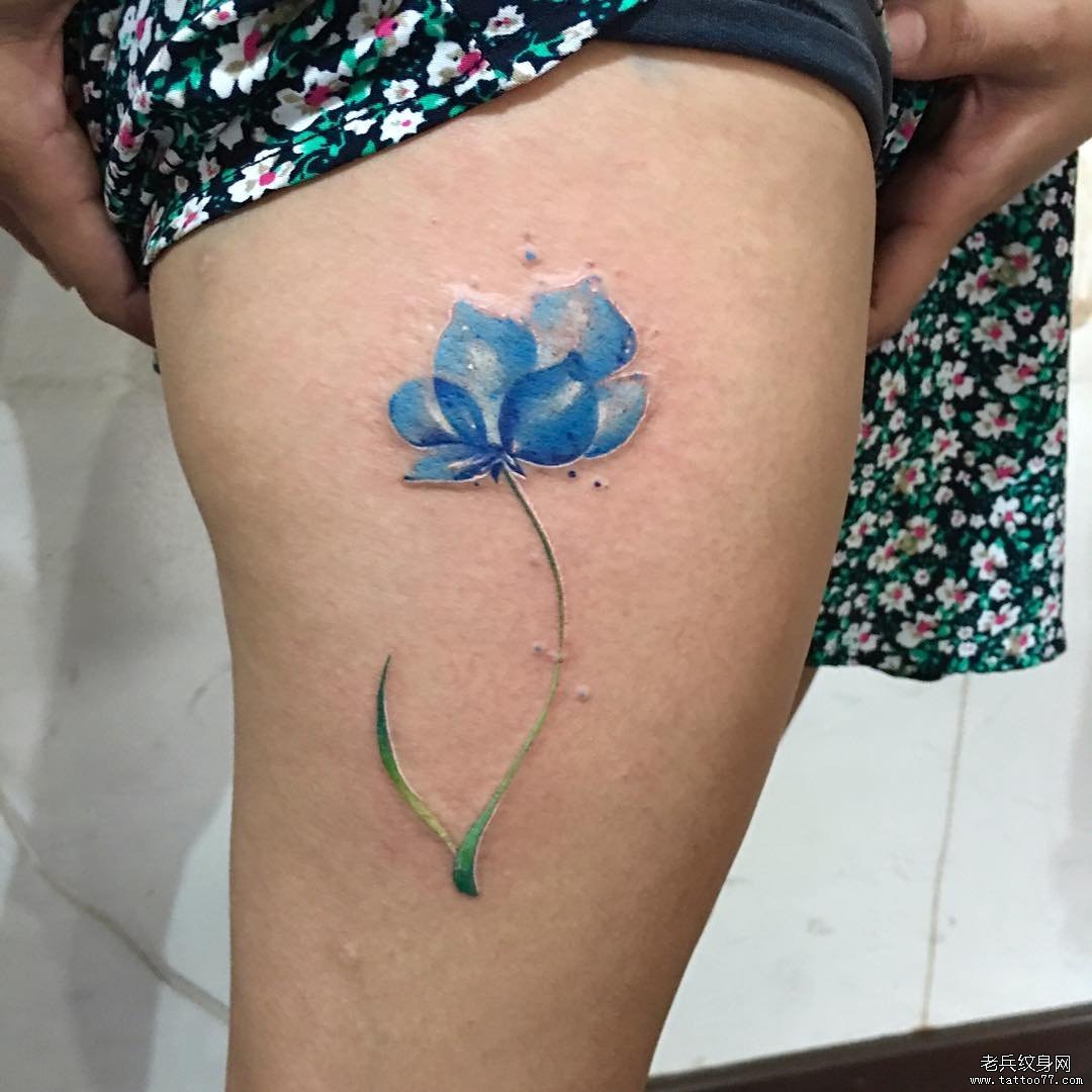 大腿色彩花卉纹身