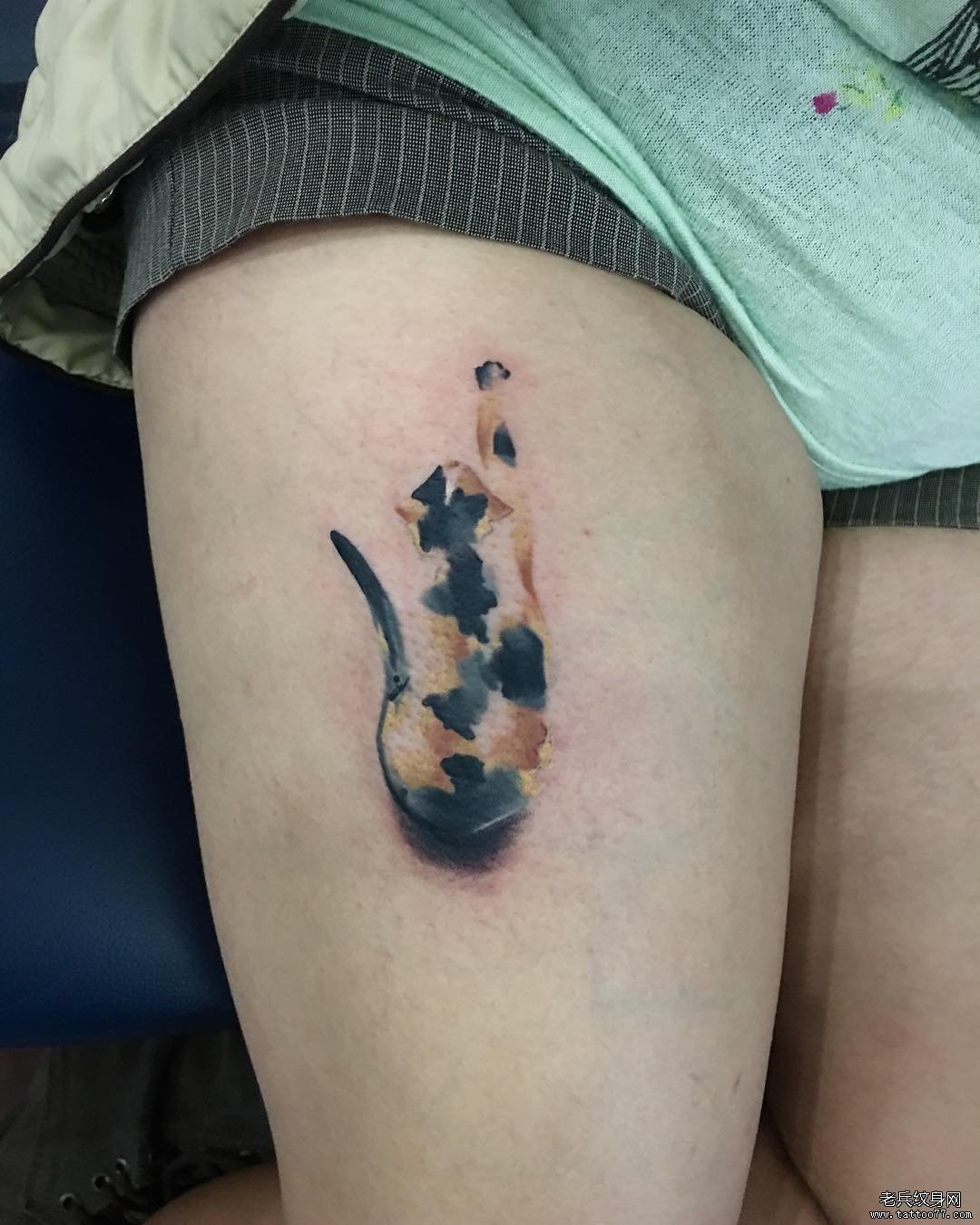 大腿简约水墨小猫纹身
