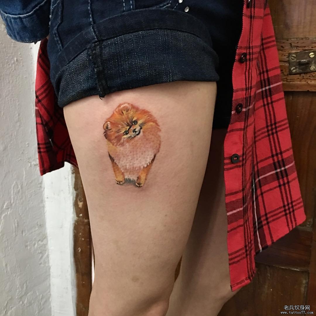 大腿色彩小狗纹身图案