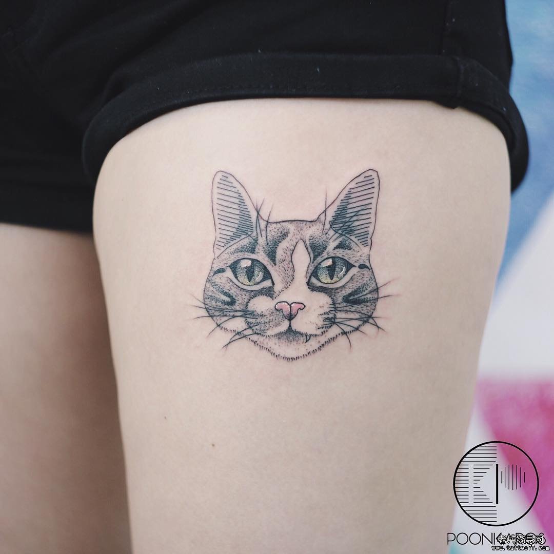 黑灰猫咪大腿纹身图案