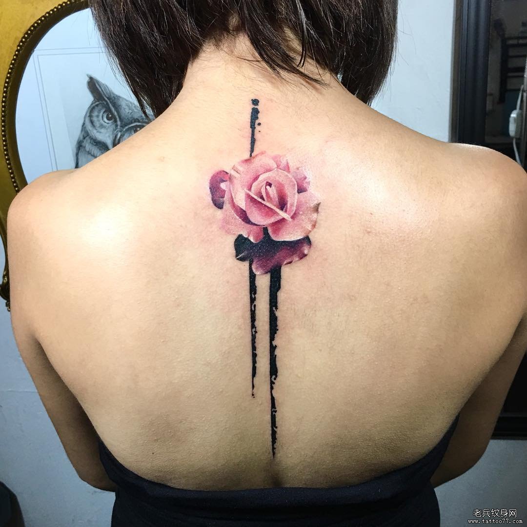 后背色彩花卉纹身