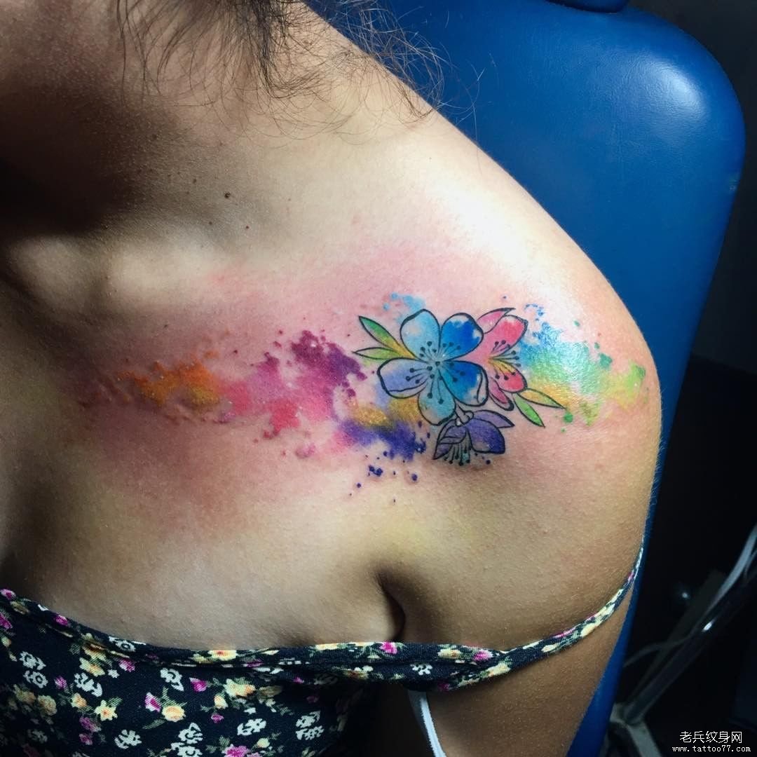 肩部色彩樱花纹身