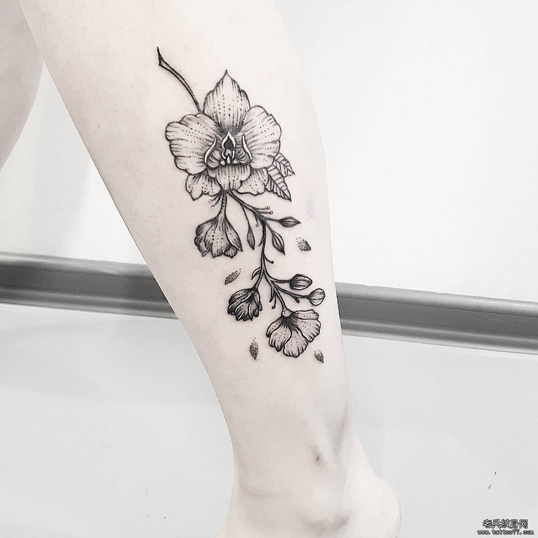 黑灰花小腿纹身图案