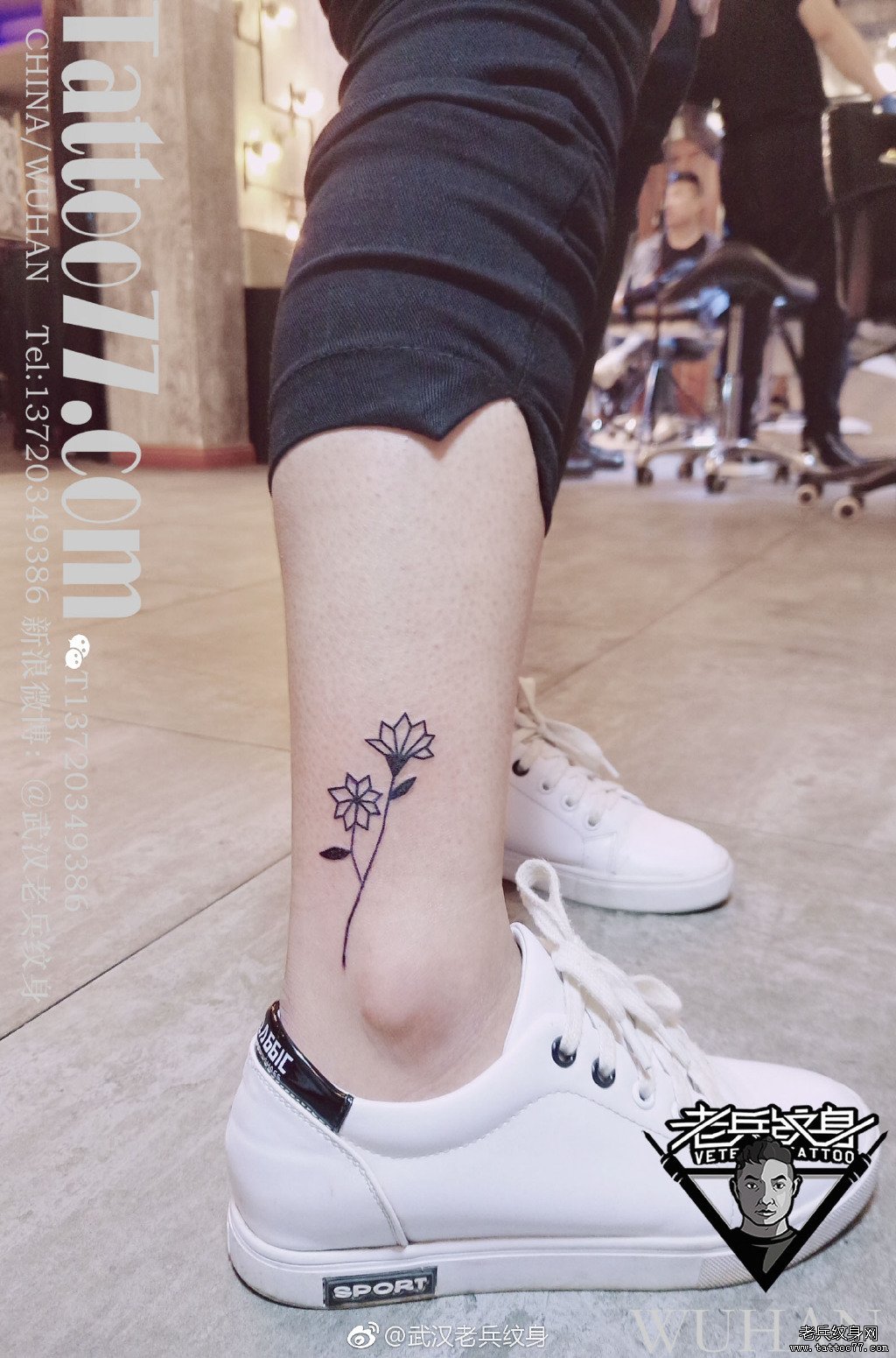 脚踝线条花卉纹身作品