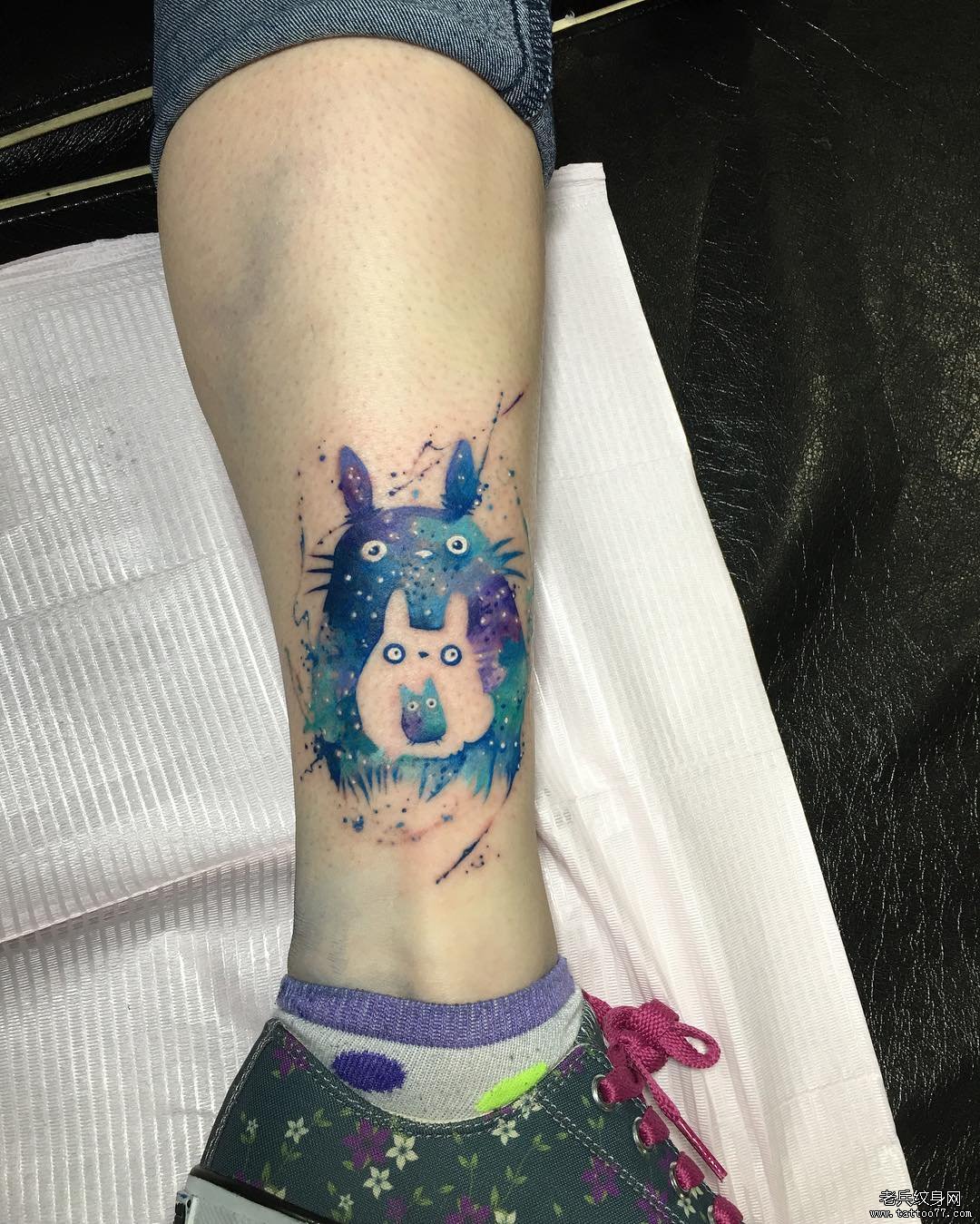 小腿色彩个性龙猫纹身