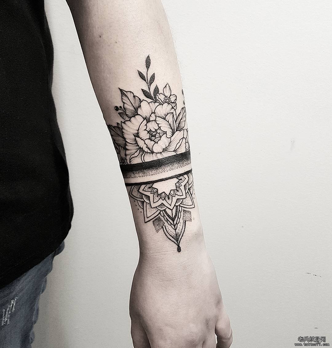 黑灰花朵梵花臂环纹身图案
