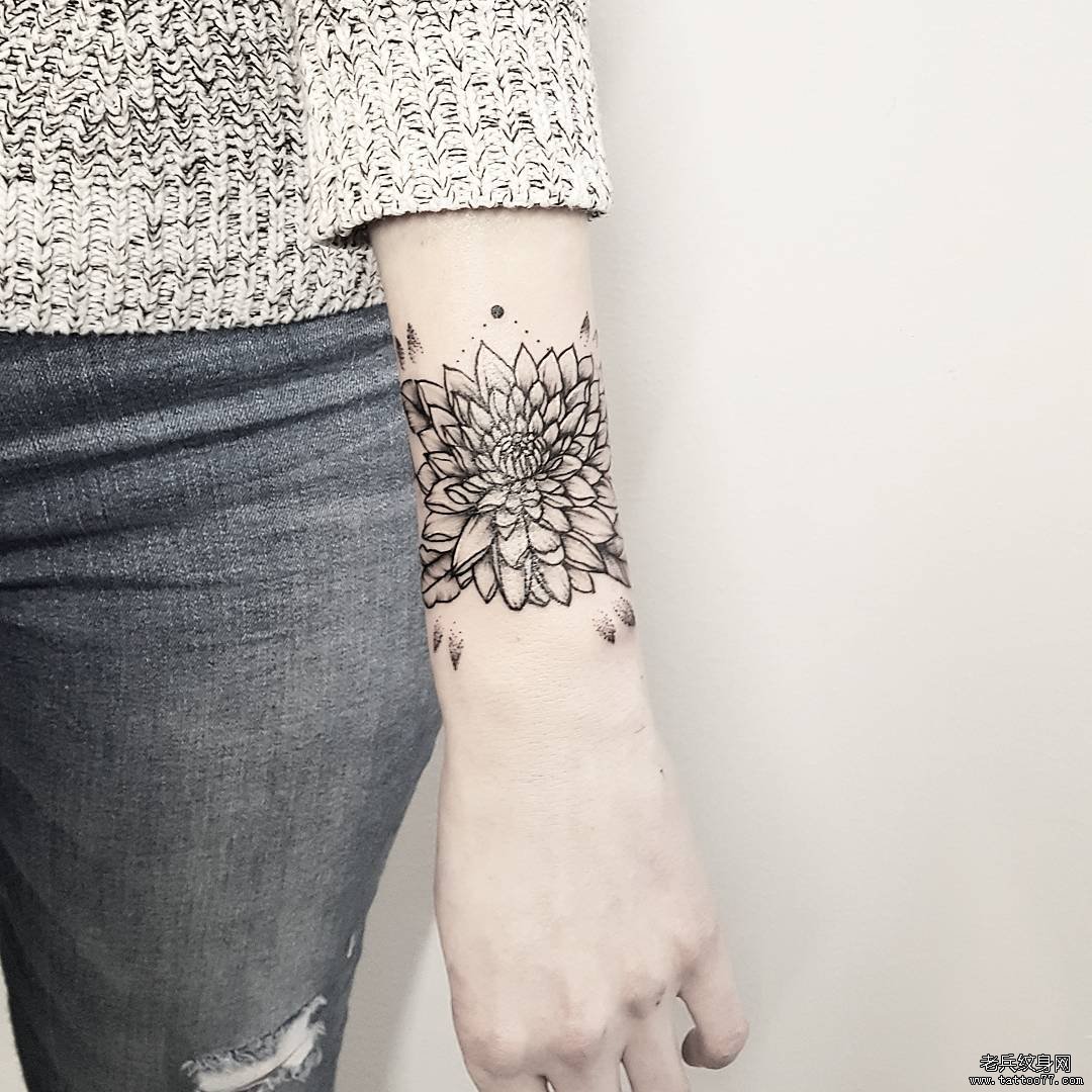 黑灰花朵手臂纹身图案