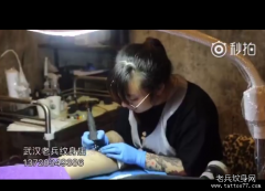 小腿匕首飞蛾纹身视频