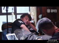 小腿耶稣纹身视频