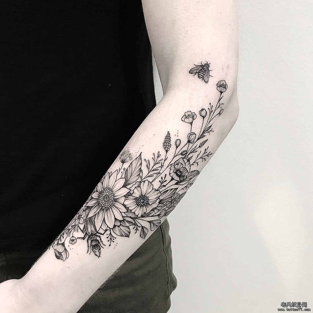 黑灰花朵蜜蜂手臂纹身图案