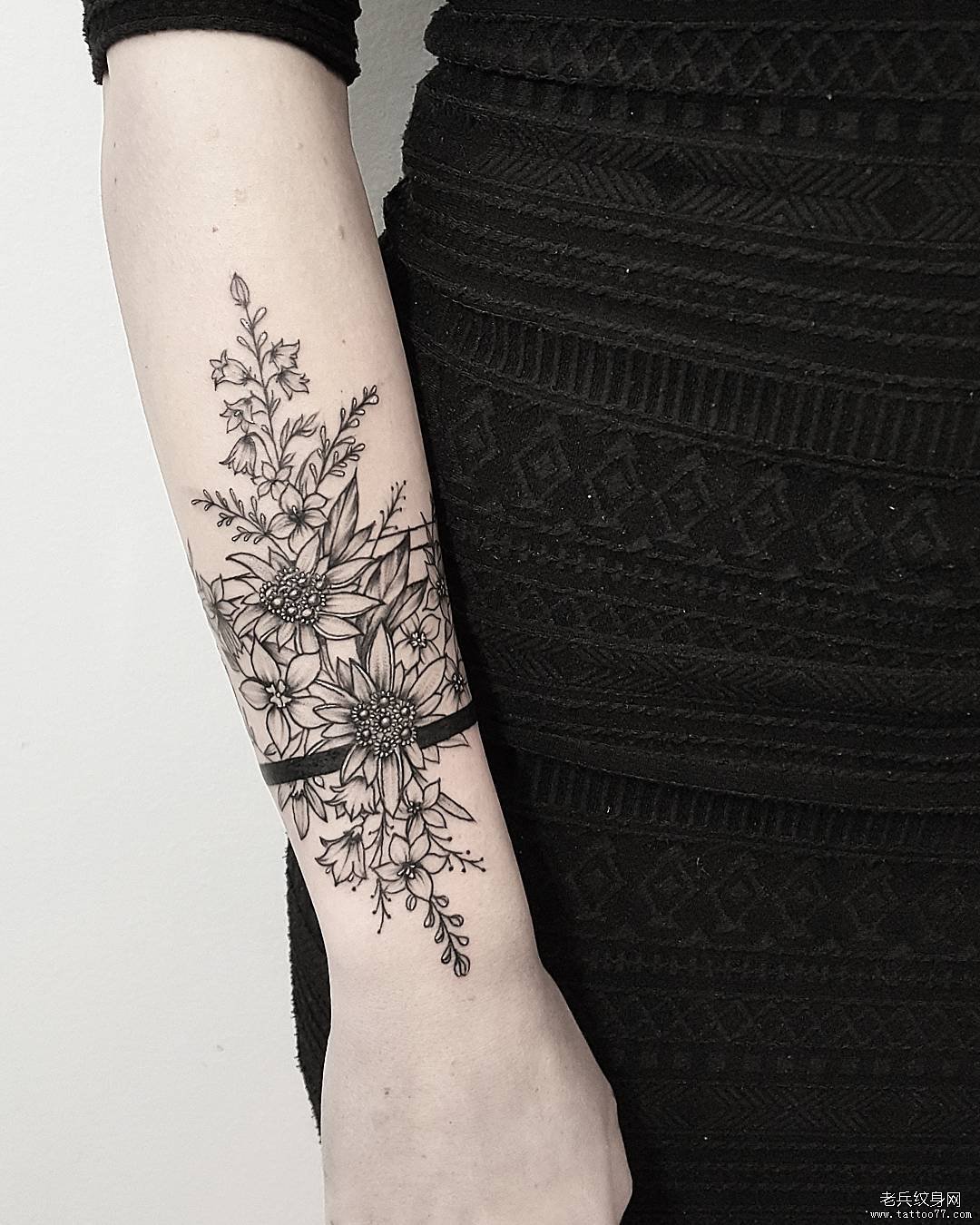 黑灰花朵小臂tattoo图案