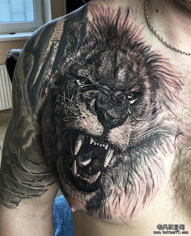 胸部写实狮子纹身图案