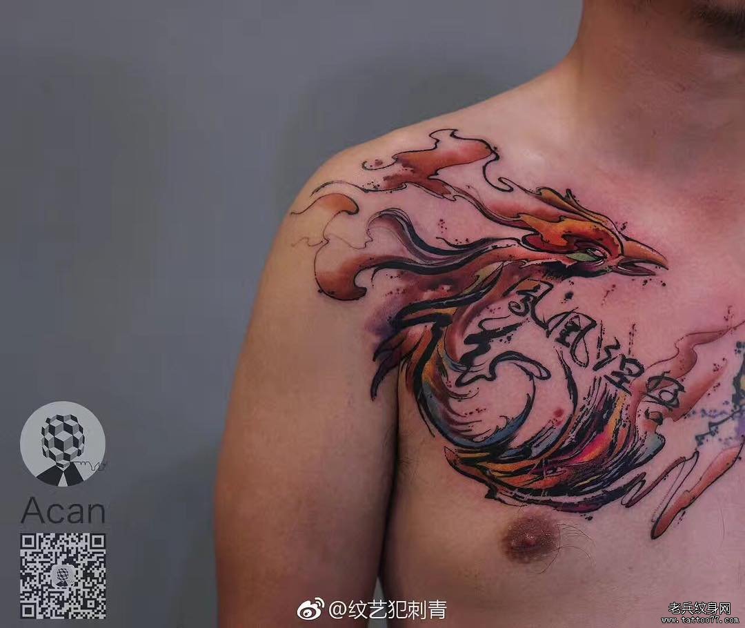 胸部水彩凤凰纹身图案