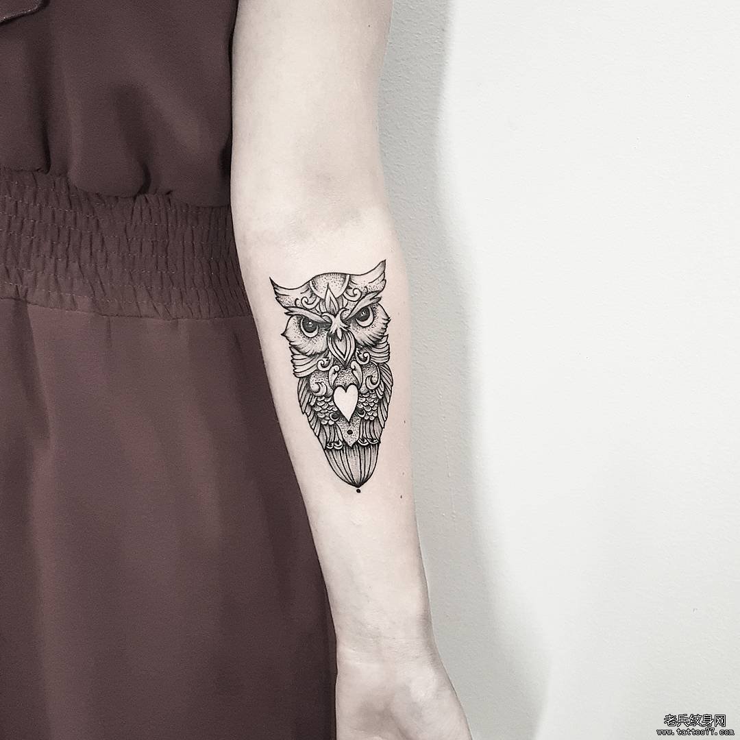黑灰猫头鹰手臂tattoo图案