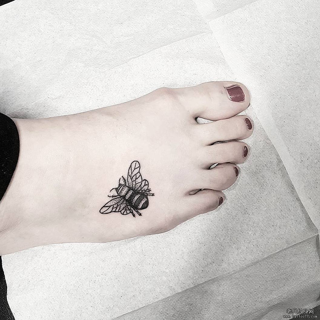 黑灰蜜蜂脚背tattoo图案