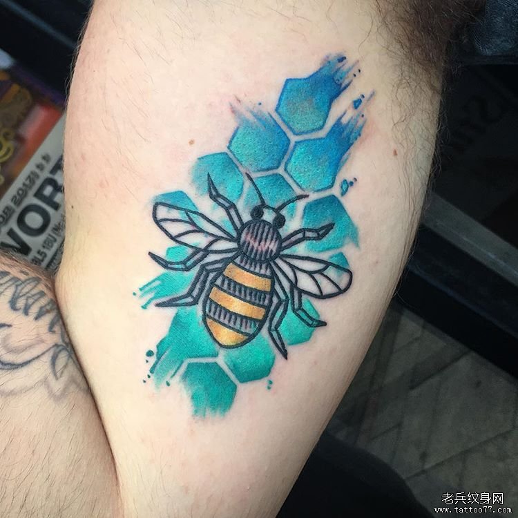 色彩几何蜜蜂纹身图案