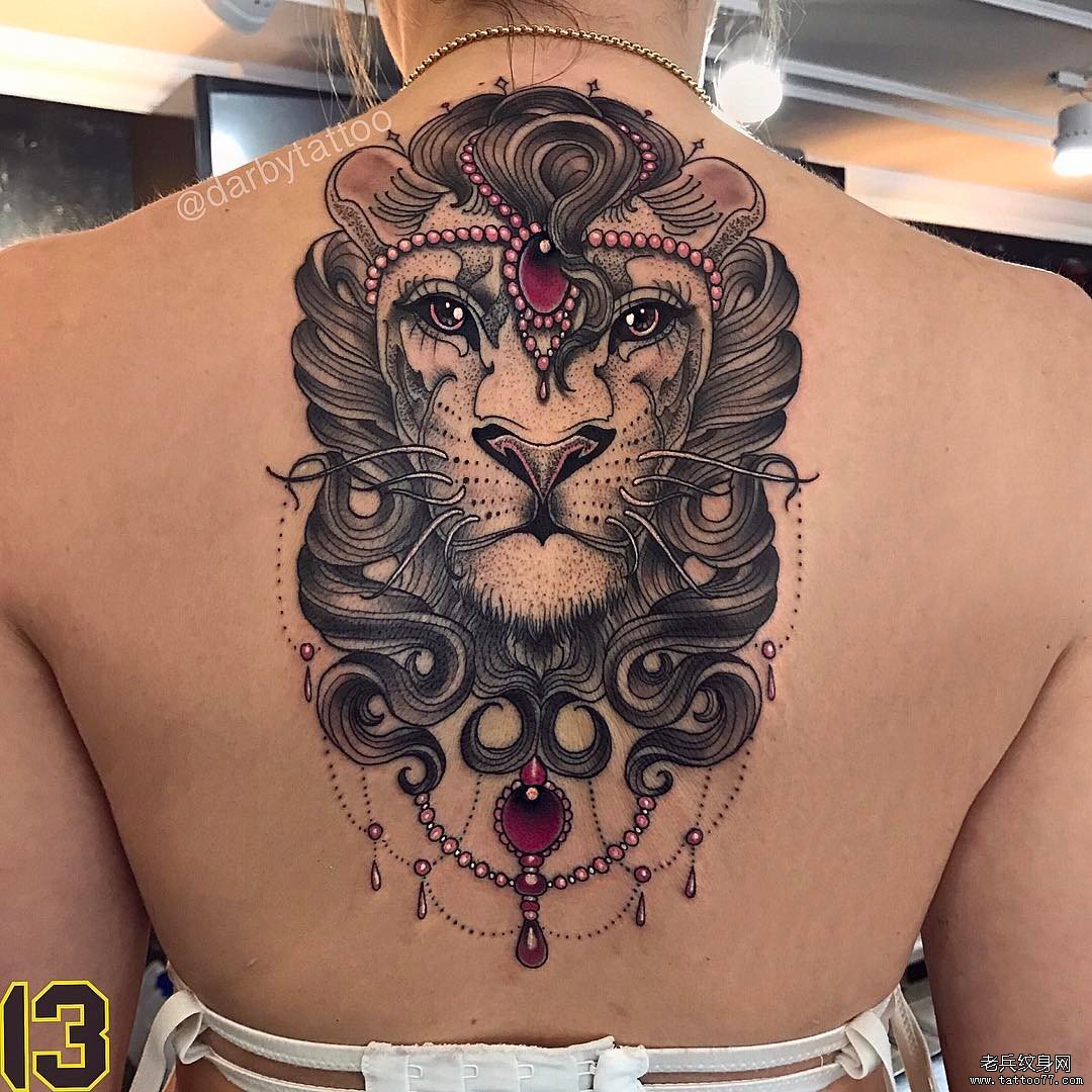 后背色彩狮子纹身图案