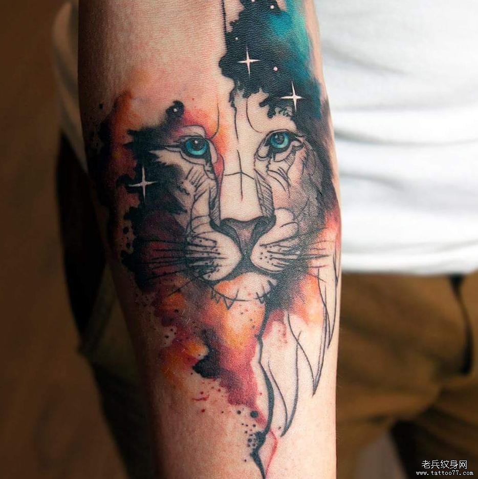 手臂泼墨狮子纹身图案