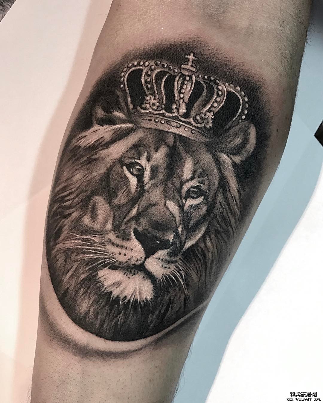 小臂狮子皇冠纹身图案