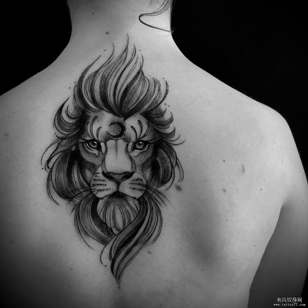后背黑灰狮子纹身图案