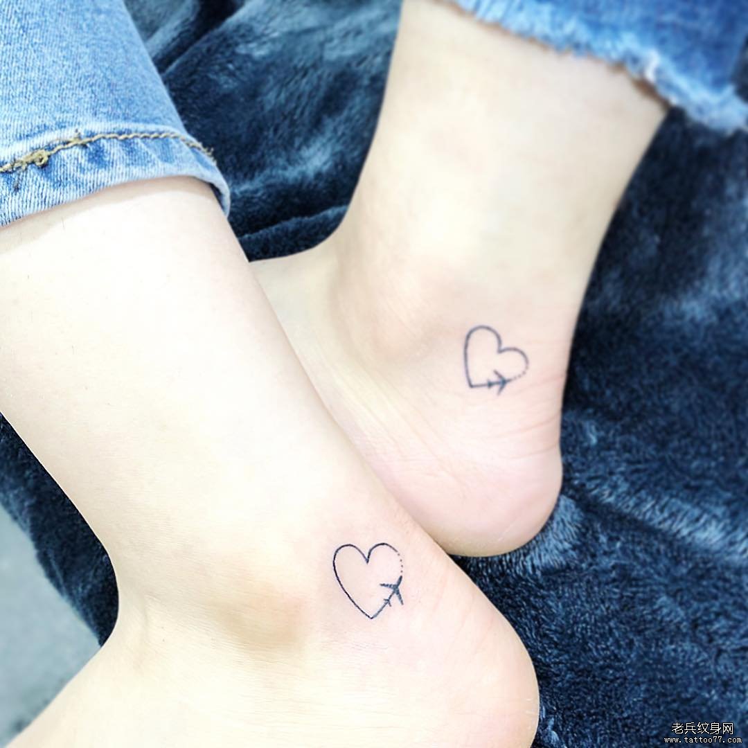 脚踝情侣爱心纹身图案