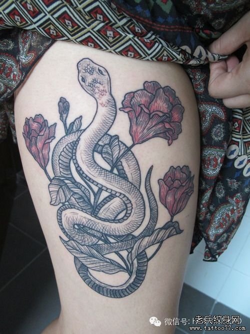 大腿蛇花朵纹身图案