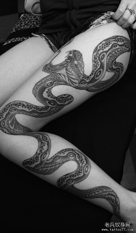 腿部蛇纹身图案