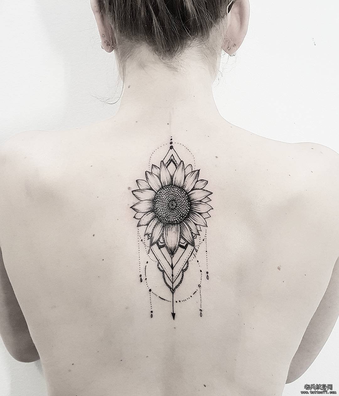 黑灰向日葵背部tattoo图案