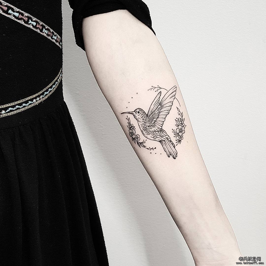 黑灰小鸟花环小臂tattoo图案