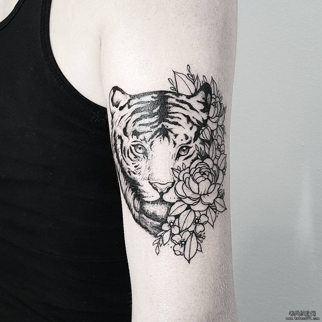 大臂老虎花朵纹身图案